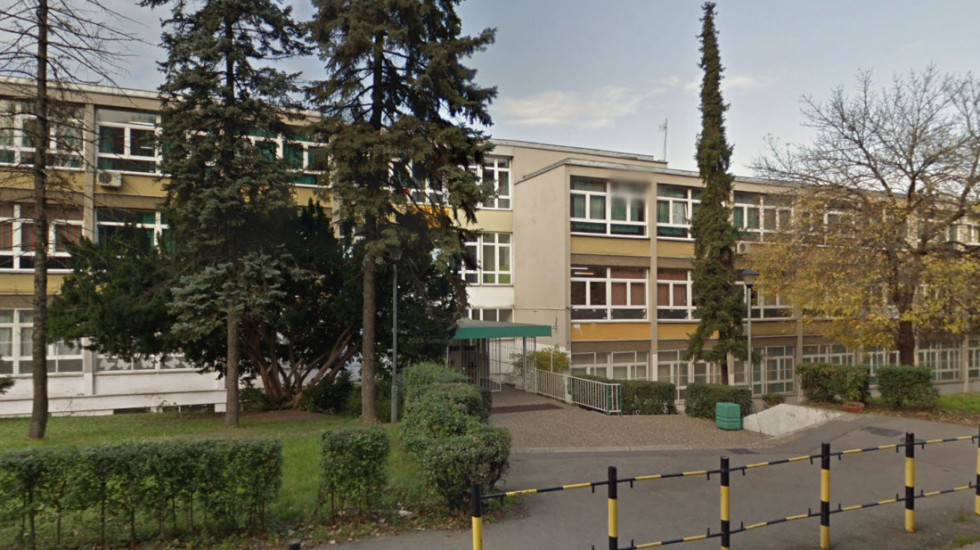 Dete zaglavilo ruku između radijatora i zida u OŠ "Arčibald Rajs", intervenisalo osam spasilaca