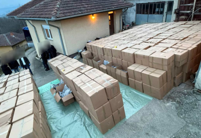 (FOTO) Zaplenjeno pet tona marihuane kod Kruševca: Uhapšen otac i sin, traga se za još jednom osobom