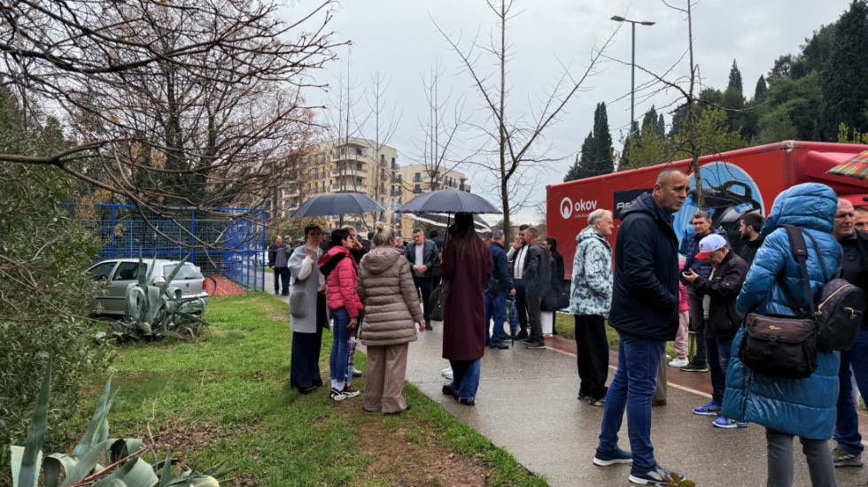 (FOTO) Građani Zete ispred DNP: Podrška Kneževiću, potpredsednik vlade Zogović i ministarka Vukićević najavili ostavke