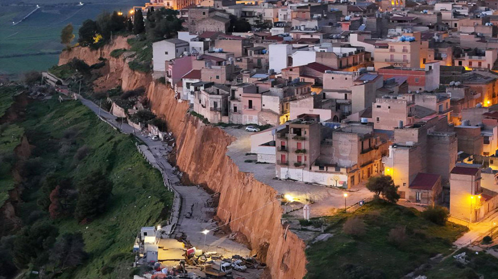 (FOTO) Klizište na jugu Italije: Obrušilo se 350 miliona kubnih metara zemlje, rascep se i dalje širi