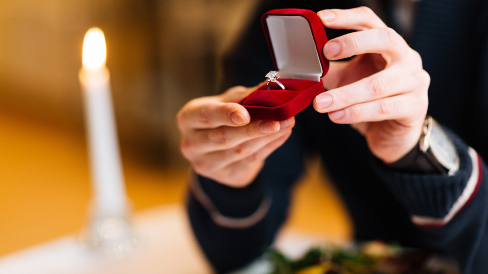 Na kojoj se ruci nosi verenički prsten?