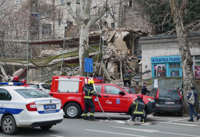 (FOTO) Pao deo napuštene kuće u Ulici Džordža Vašingtona: Oštećena četiri vozila, obustavljen tramvajski saobraćaj