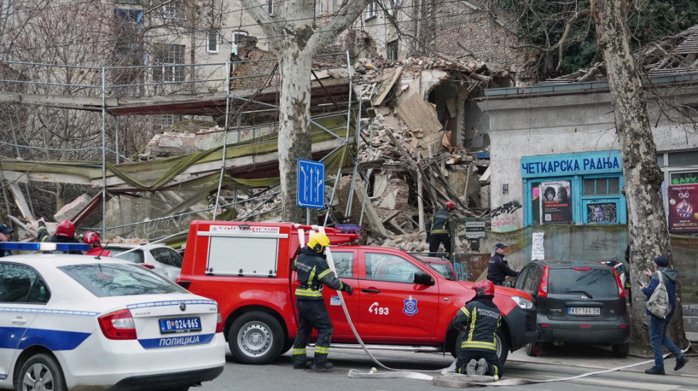 (FOTO) Pao deo napuštene kuće u Ulici Džordža Vašingtona: Oštećena četiri vozila, obustavljen tramvajski saobraćaj