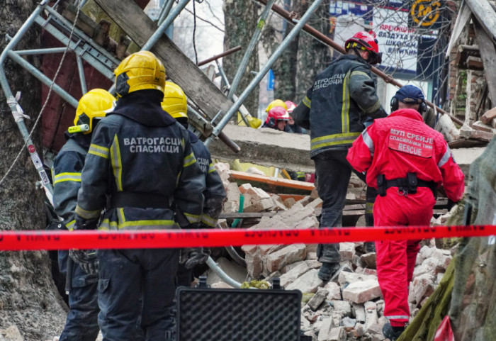 (FOTO) Pao deo napuštene kuće u Ulici Džordža Vašingtona: Oštećena četiri vozila, obustavljen tramvajski saobraćaj