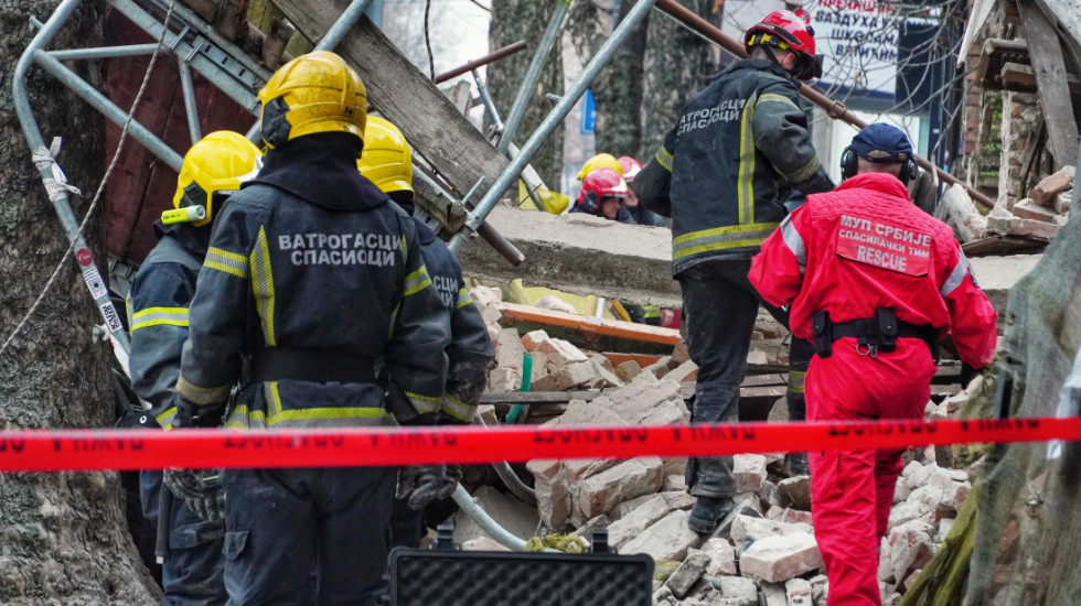 (FOTO/VIDEO) Pao deo napuštene kuće u Ulici Džordža Vašingtona: Oštećena četiri vozila, obustavljen tramvajski saobraćaj