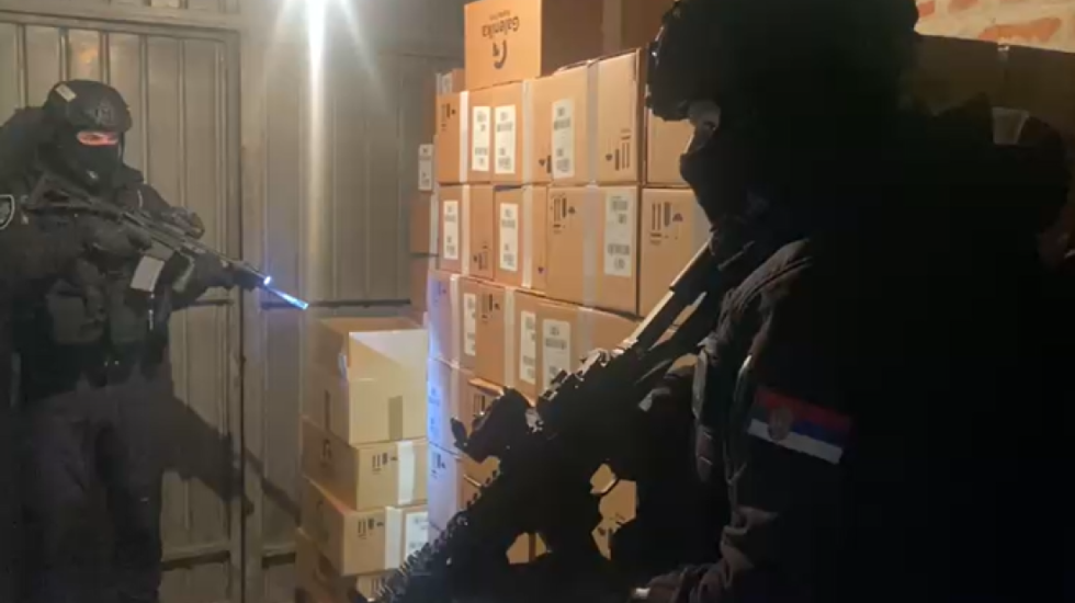 (VIDEO) Zaplenjeno oko pola miliona lekova s liste psihoaktivnih supstanci u Zemunu: Uhapšena dvojica muškaraca