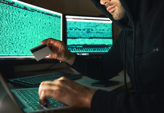 (FOTO) MUP razbio lanac internet prevara: Lažna platforma "OKE Green" oštetila građane za višemilionske iznose