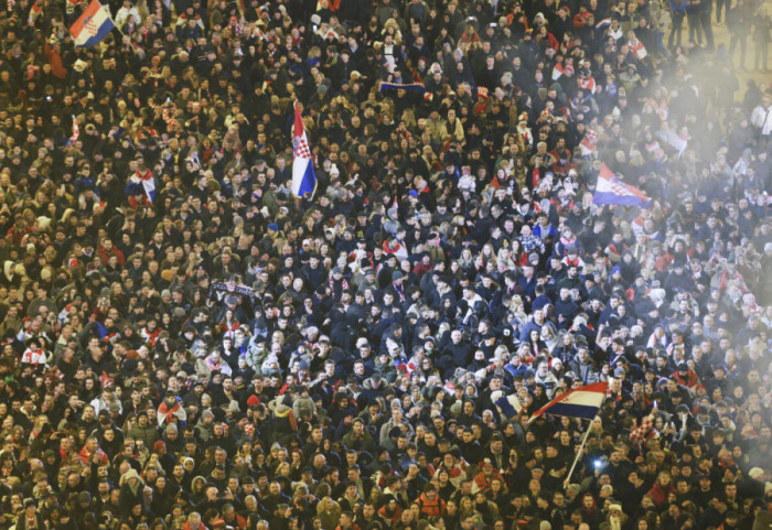 (FOTO) Doček rukometaša u Zagrebu uz Tompsona: Transparent "Ujedinjeni protiv fašizma" i šalovi "Za dom spremni"