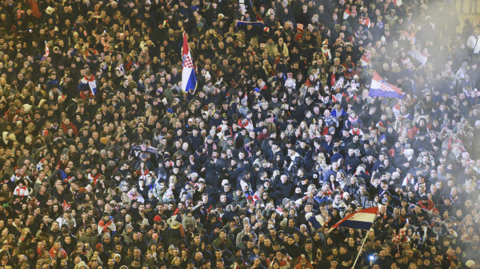 (FOTO) Doček rukometaša u Zagrebu uz Tompsona: Transparent "Ujedinjeni protiv fašizma" i šalovi "Za dom spremni"