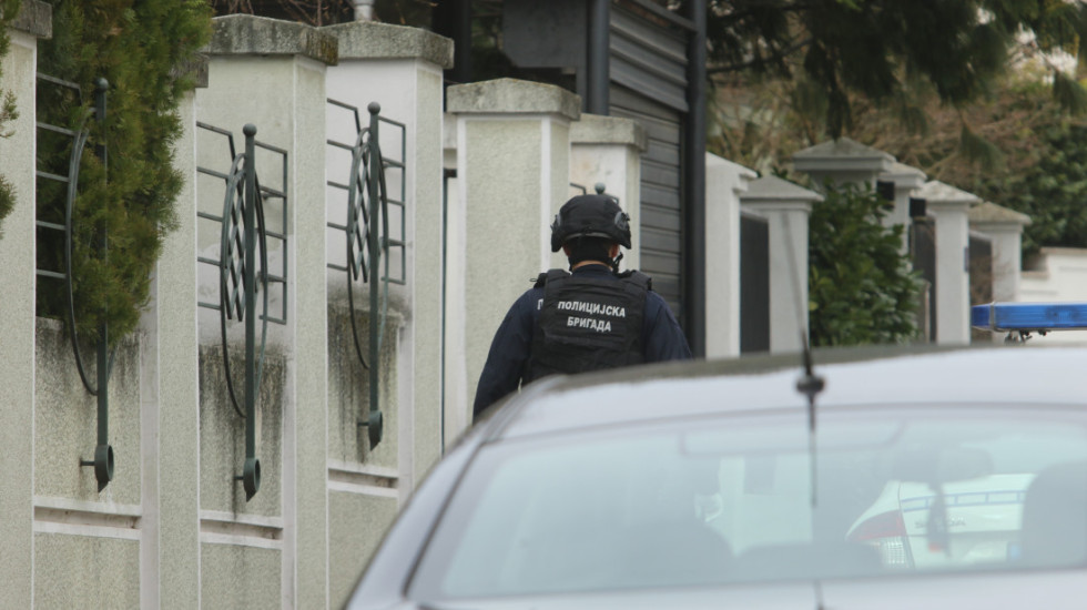 Saslušani osumnjičeni za bacanje bombe, do kuće Zdravka Čolića stigli taksijem i trotinetom