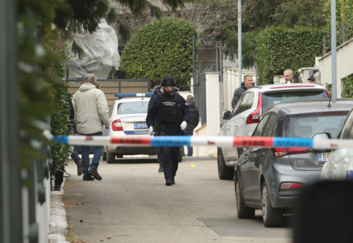 (FOTO/VIDEO) Bačena bomba na kuću pevača Zdravka Čolića, policija i tužilac na terenu