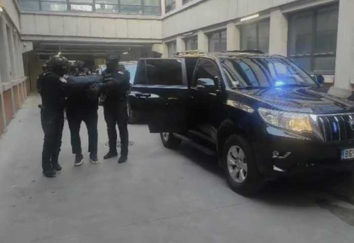 Saslušanje osumnjičenih za reketiranje na Vračaru: Pod najjačim merama obezbeđenja u prostorije VJT u Beogradu