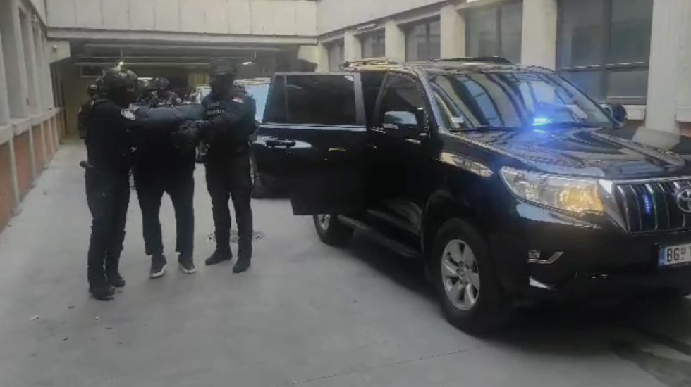 (VIDEO) Saslušanje osumnjičenih za reketiranje na Vračaru: Pod najjačim merama obezbeđenja sprovedeni u prostorije VJT