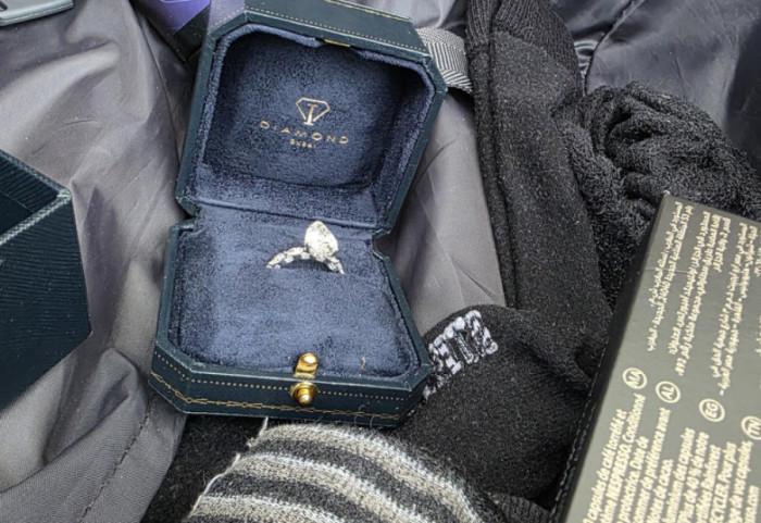 (FOTO) Na graničnom prelazu Preševo sprečeno krijumčarenje dijamantskog prstena od pola miliona dinara