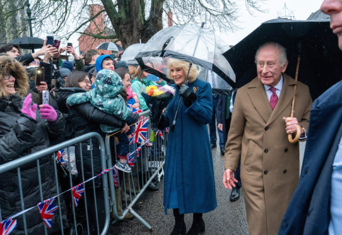 Kralj Čarls izviždan zbog princa Endrua i Epstajna tokom posete Eseksu