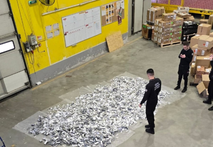 (FOTO) Više od milion tableta lekova "bensedin" i "ksalol" otkriveno u lažnim pošiljkama plastičnih boca sa pipetom