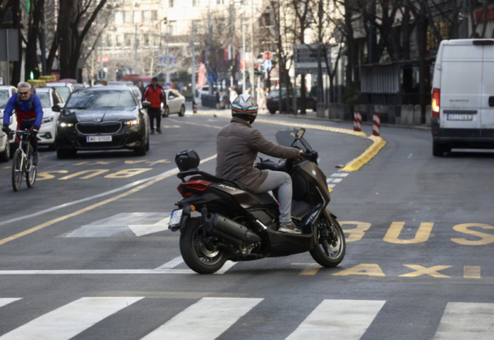 Električni skuteri izmiču kontroli u Novom Sadu, maloletnici jure bez kacige i svetala