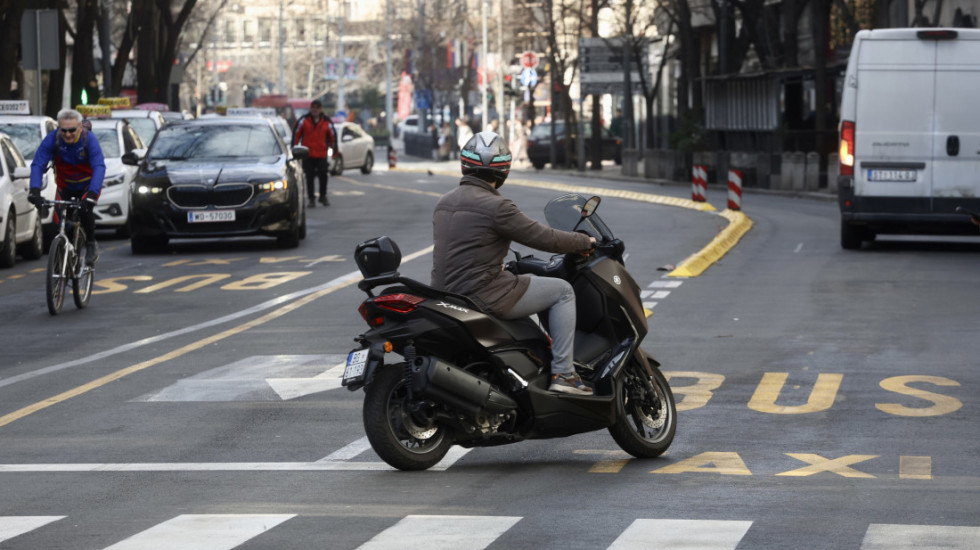 Električni skuteri izmiču kontroli u Novom Sadu, maloletnici jure bez kacige i svetala