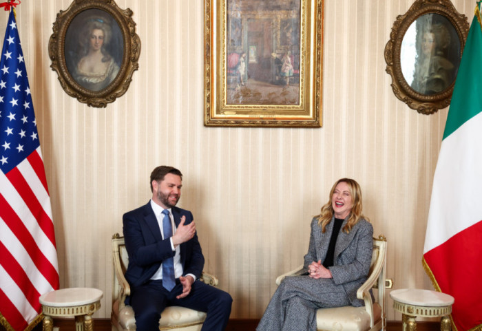 Tim Džej Di Vensa napravio gaf: Na spisak za ručak stavili ime bivšeg supruga Đorđe Meloni, njeno prezime napisali Melon