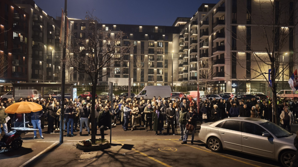 (FOTO) Skup podrške studenata i građana otpuštenoj sekretarki Medicinskog fakulteta u Beogradu