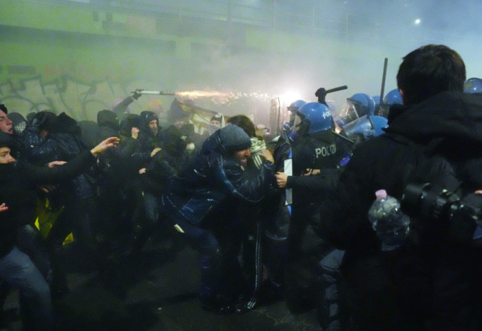 (FOTO) Suzavac i vodeni topovi u Milanu: Sukob demonstranata i policije na protestu protiv Zimskih olimpijskih igara