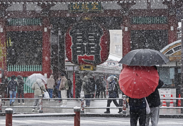 Snežne padavine pogodile zapad Japana i obalu Japanskog mora, saobraćaj usporen