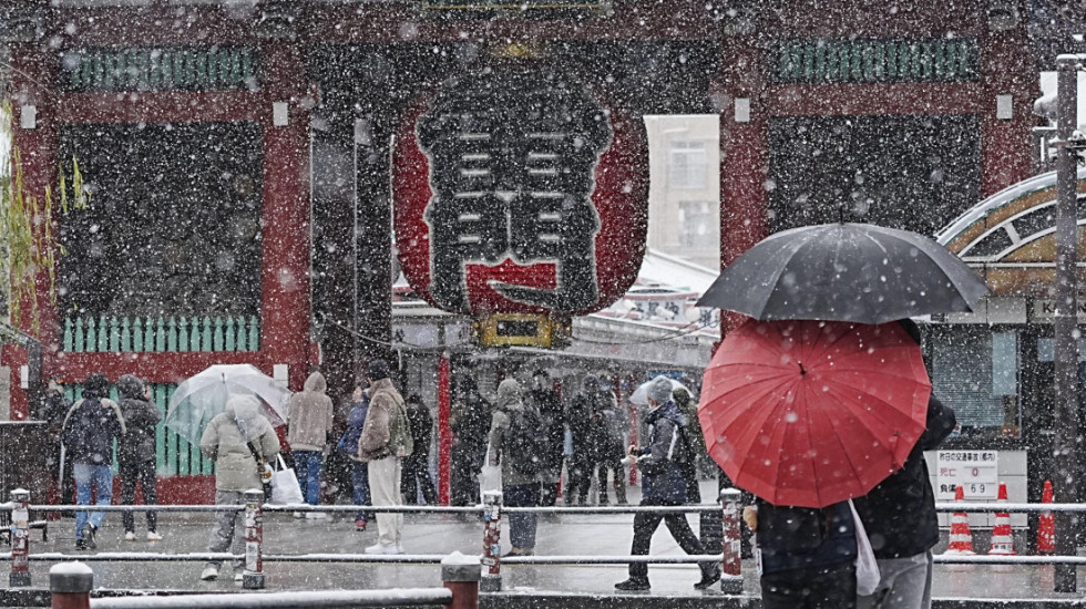 Snežne padavine pogodile zapad Japana i obalu Japanskog mora, saobraćaj usporen