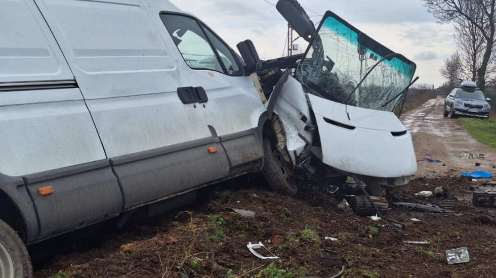 (FOTO) Voz naleteo na kombi kod Čačka, poginuo vozač (42)