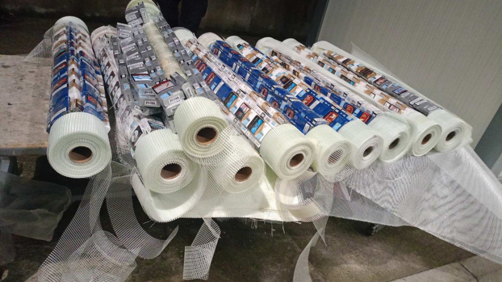(FOTO) Cigarete skrivene u fasadnoj mrežici: Sprečena dva pokušaja krijumčarenja na prelazima Prohor Pčinjski i Preševo