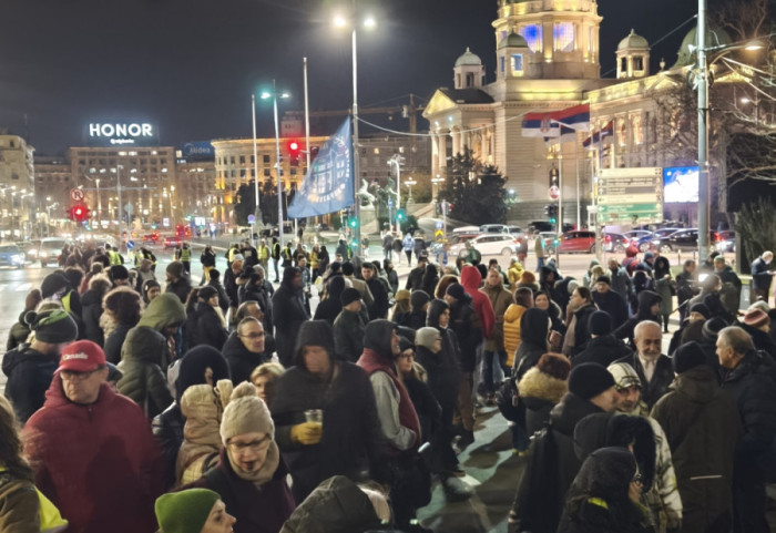 (FOTO) Protest ispred Ustavnog suda: Studenti i građani se protive izmenama pravosudnih zakona
