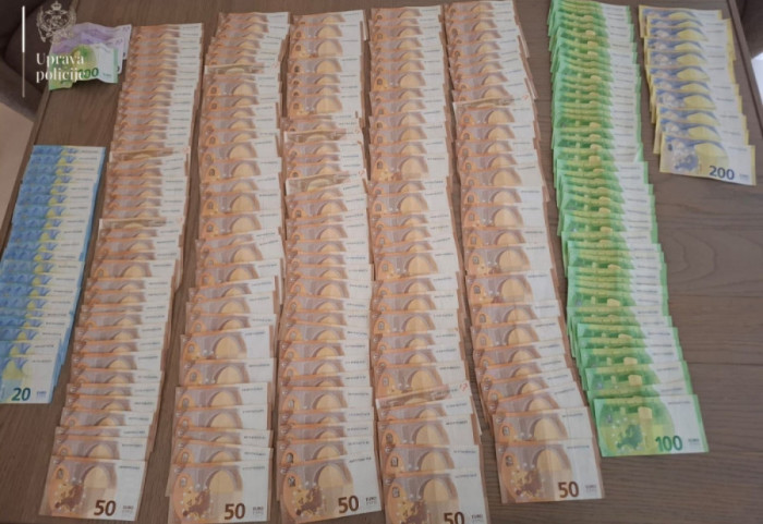 (FOTO) Policijski pretresi objekata "kavačkog klana" u Kotoru i Tivtu: "Oduzeta četiri vozila i 17.000 evra"