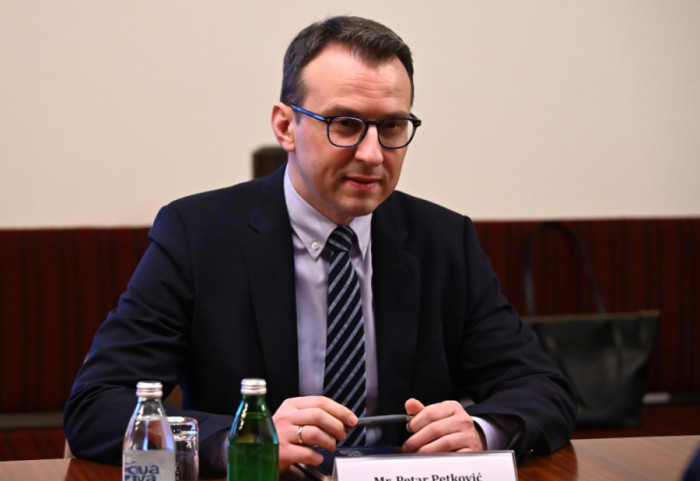 Nove table sa kosovskim obeležjima na ambulantama u selima Banje i Suvo Grlo: "Postavljene protivpravno i jednostrano"