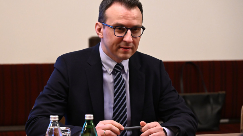 Nove table sa kosovskim obeležjima na ambulantama u selima Banje i Suvo Grlo: "Postavljene protivpravno i jednostrano"