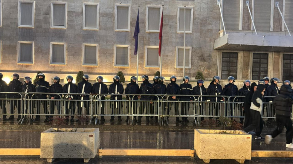 Novi protest albanske opozicije pred zgradom Vlade u Tirani, skup obezbeđuje 1.350 policajaca