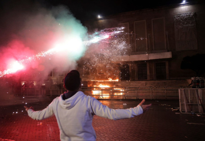Molotovljevi kokteli i baklje tokom protesta u Tirani: Lider opozicije Sali Beriša Ramu nazvao "neprijateljem Albanije"