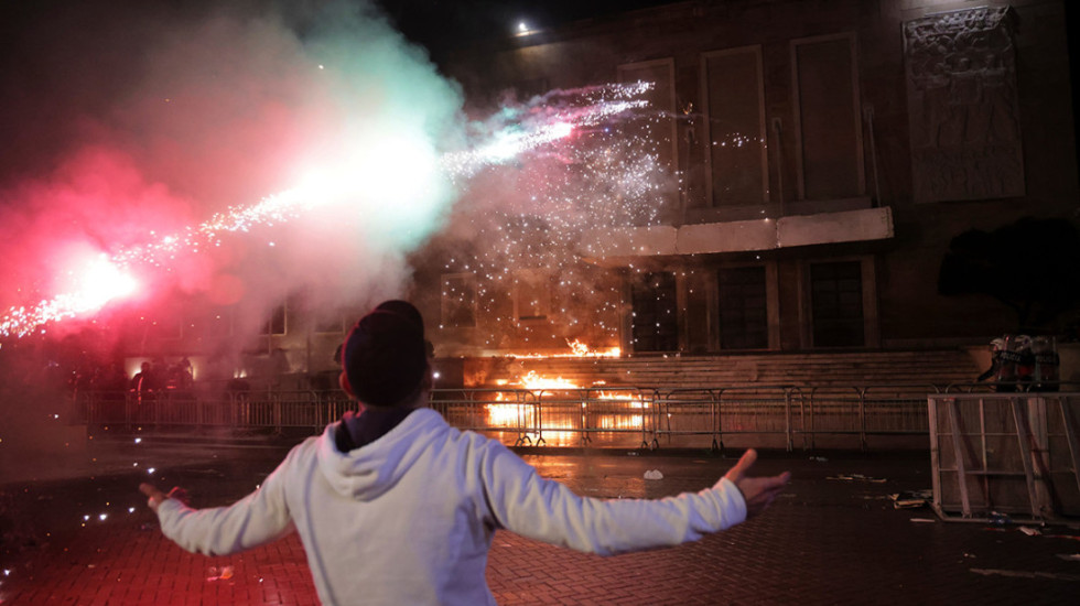 (FOTO) Molotovljevi kokteli i baklje tokom protesta u Tirani: Lider opozicije Ramu nazvao "neprijateljem Albanije"