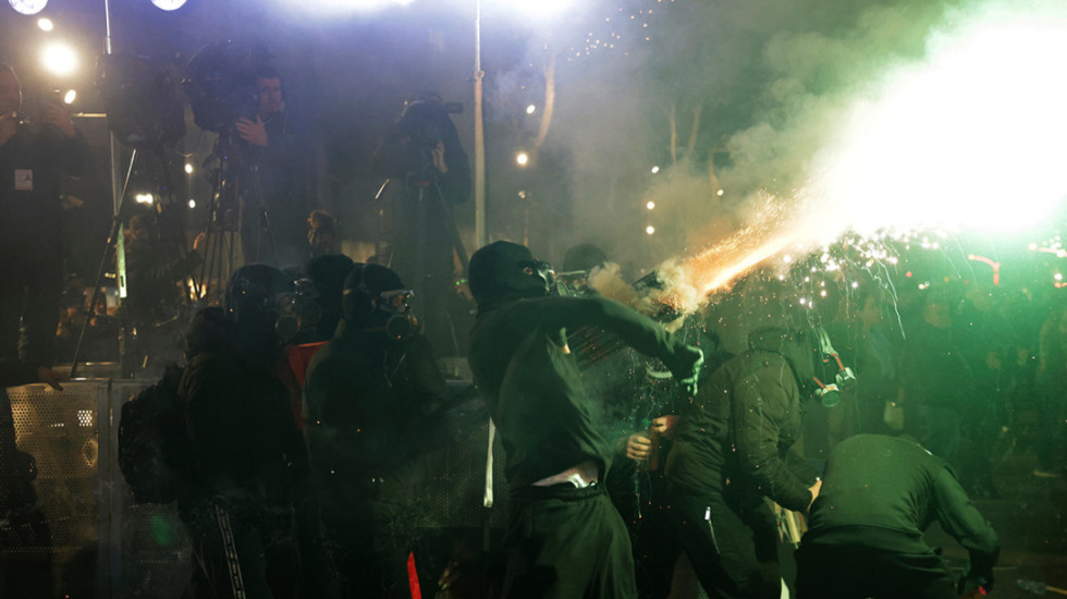 (VIDEO) Povređeno 19 policajaca, privedeno 13 osoba: Molotovljevi kokteli na protestu u Tirani