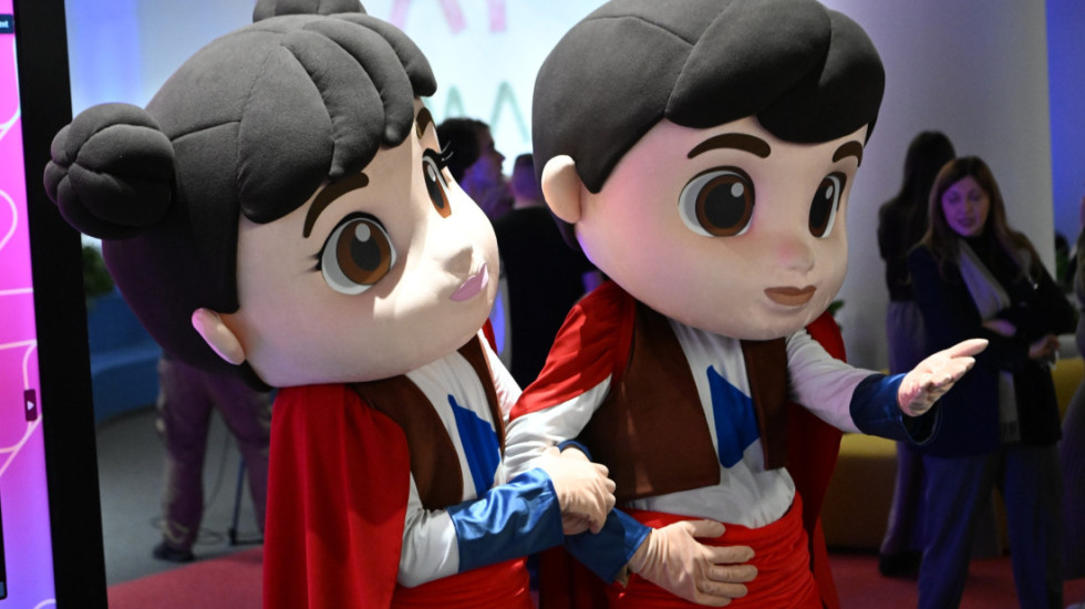 (FOTO) Maskote Rastko i Milica predstavljene na Beogradskom sajmu: Posetioci su se družili i fotografisali sa maskotama