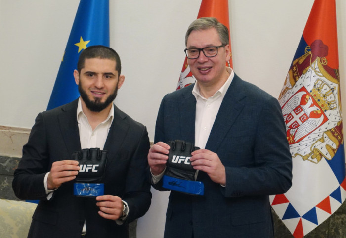 (FOTO) Vučić ugostio Mahačeva, MMA borca i svetskog šampiona: "Poklonio mi je rukavice iz poslednje borbe"