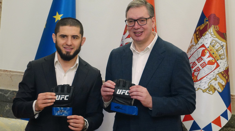 (FOTO) Vučić ugostio Mahačeva, MMA borca i svetskog šampiona: "Poklonio mi je rukavice iz poslednje borbe"