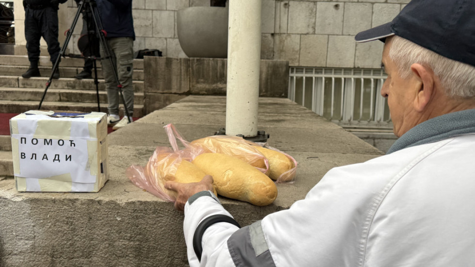 (FOTO) Penzioneri protestovali u Podgorici: "Sa 450 evra ne možemo dostojanstveno da živimo"