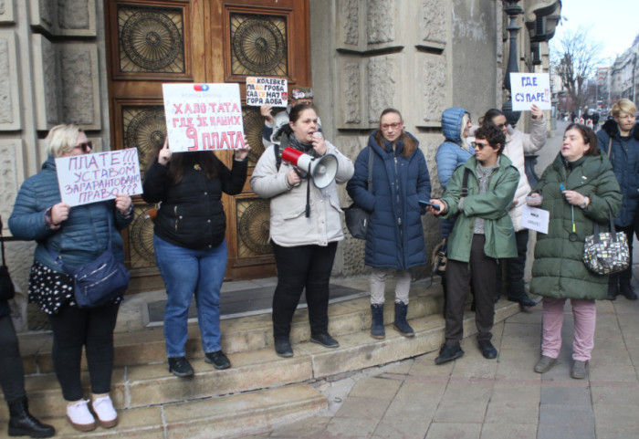 (FOTO) Protest zaposlenih Apoteke Beograd zbog devet neisplaćenih plata: Traže hitan sastanak sa Macutom i Malim