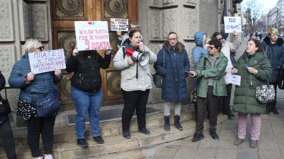 (FOTO) Protest zaposlenih Apoteke Beograd zbog devet neisplaćenih plata: Traže hitan sastanak sa Macutom i Malim