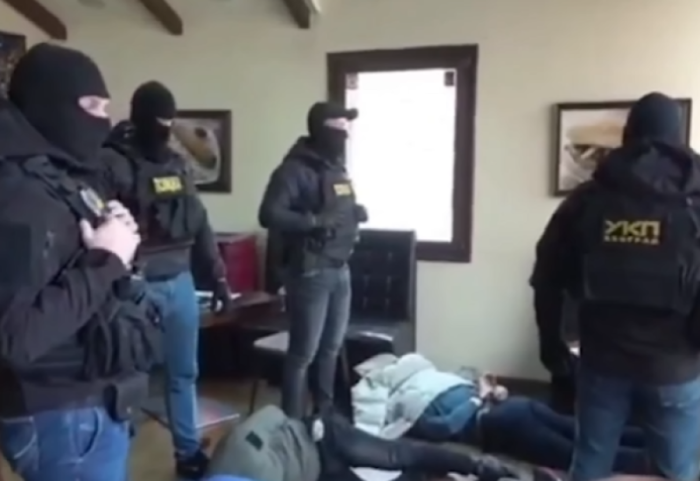 (VIDEO) Uhapšene tri osobe u Beogradu: Zaplenjeno osam kilograma kokaina, arsenal oružja i raketni bacač