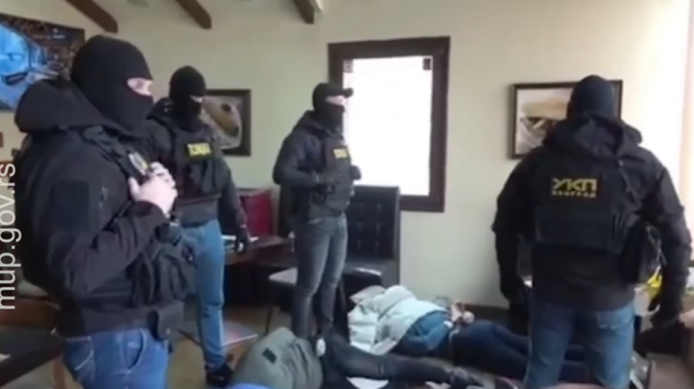 (VIDEO) Uhapšene tri osobe u Beogradu: Zaplenjeno osam kilograma kokaina, arsenal oružja i raketni bacač