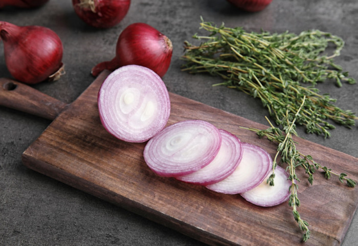 Jednostavan dodatak salati, velika korist za organizam: Zašto crveni luk treba da uvrstite u ishranu