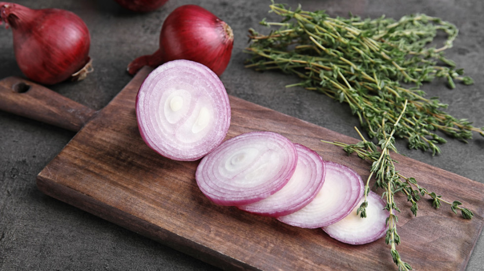 Jednostavan dodatak salati, velika korist za organizam: Zašto crveni luk treba da uvrstite u ishranu