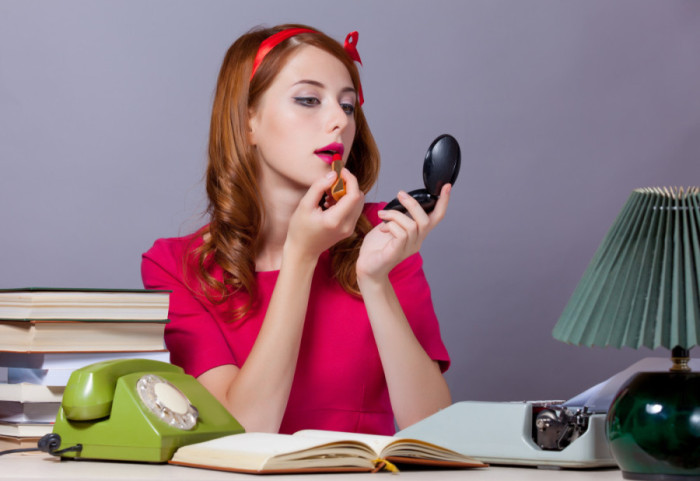 Crveni karmin kroz istoriju: Od prava glasa do simbola slobode