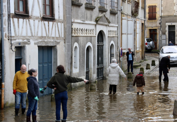 Oluja Nils paralisala jugozapad Francuske: 850.000 domaćinstava bez struje, evakuacije zbog poplava