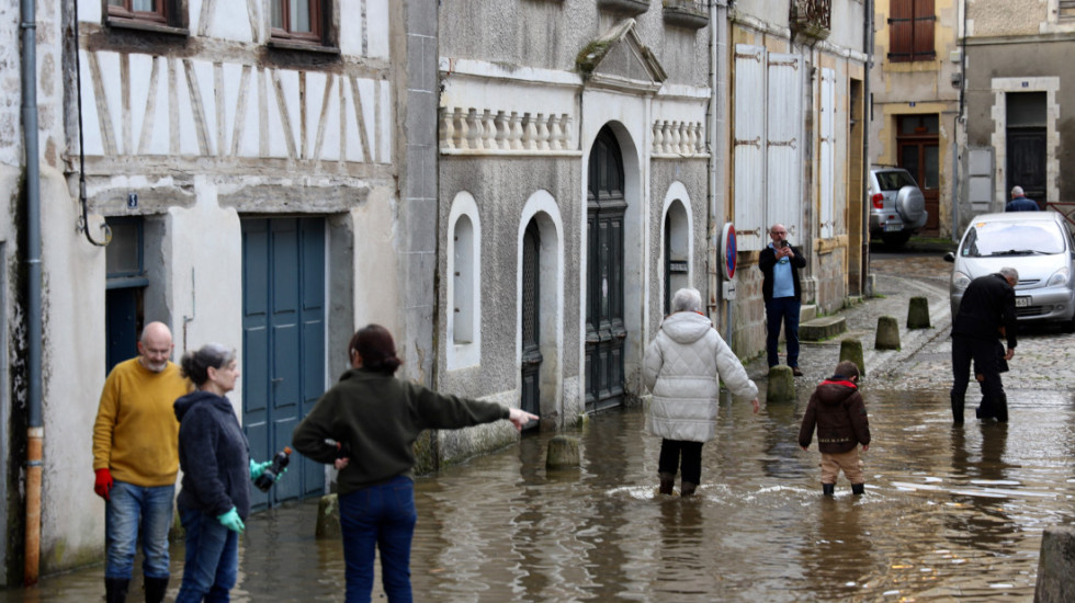 Oluja Nils paralisala jugozapad Francuske: 850.000 domaćinstava bez struje, evakuacije zbog poplava